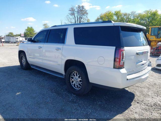 GMC Yukon Denali Image 8