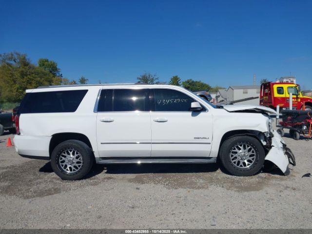 GMC Yukon Denali Image 18