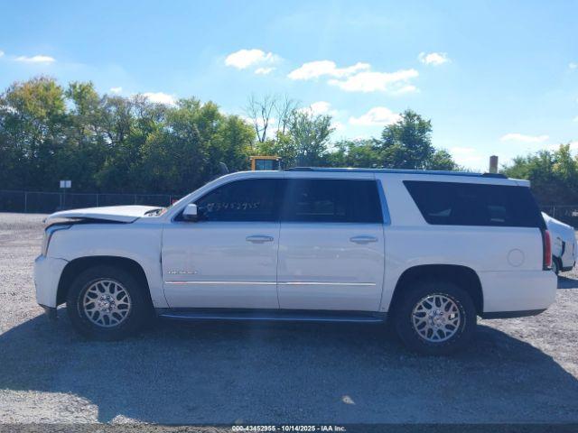 GMC Yukon Denali Image 12