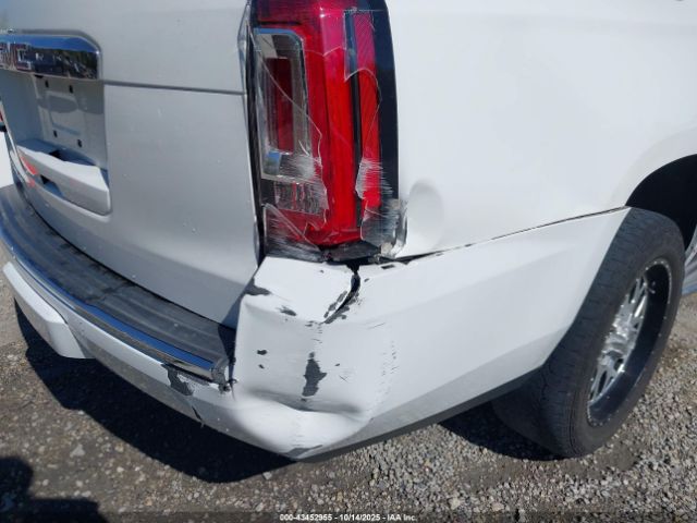 GMC Yukon Denali Image 16