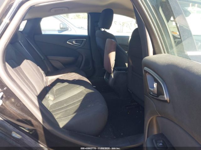 Chrysler 200 Limited Image 3