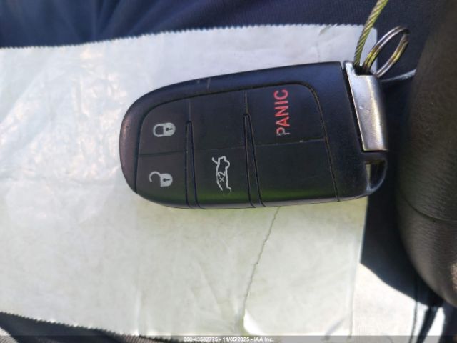 Chrysler 200 Limited Image 6