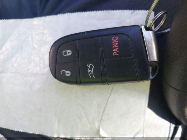 Chrysler 200 Limited Image 6