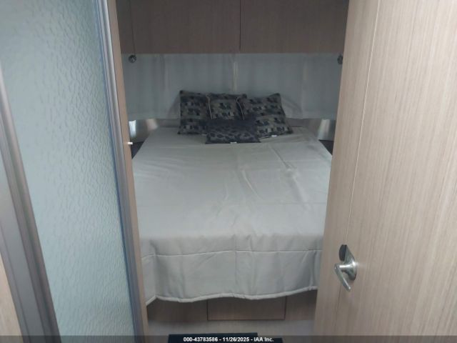 Airstream Flying Cloud Image 10