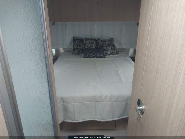 Airstream Flying Cloud Image 10