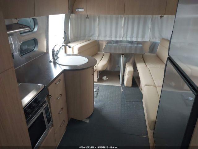 Airstream Flying Cloud Image 2