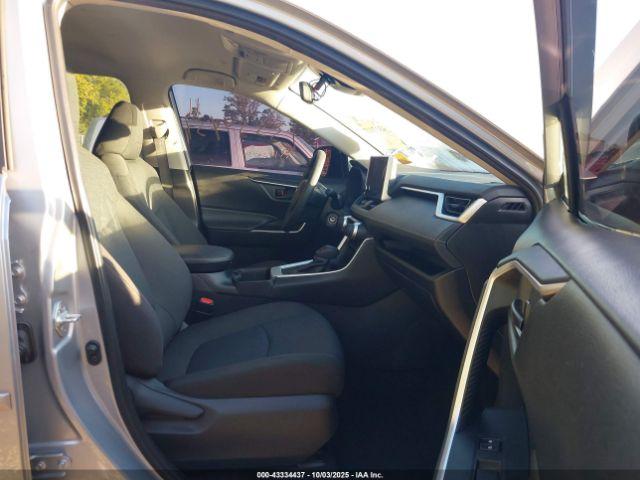 Toyota RAV4 Le Image 4