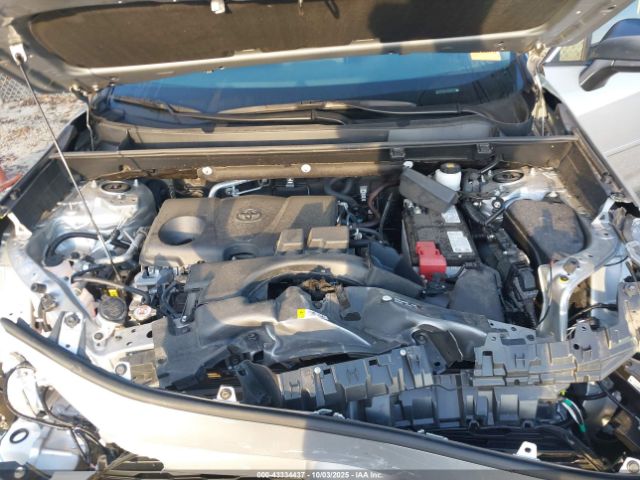 Toyota RAV4 Le Image 12