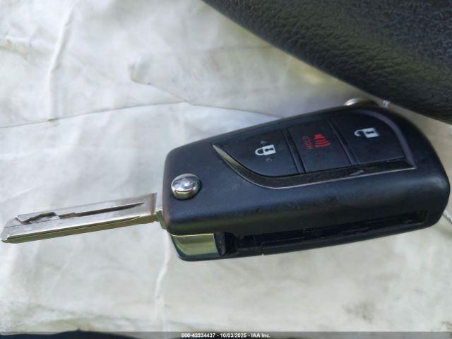 Toyota RAV4 Le Image 15