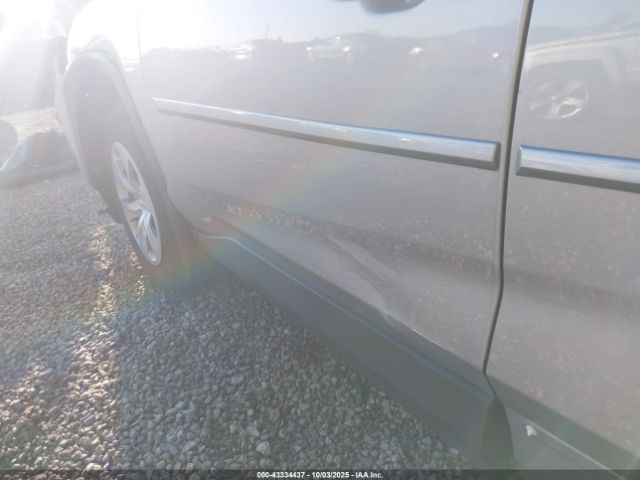 Toyota RAV4 Le Image 2