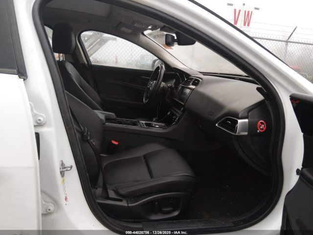 Jaguar XE 25t Image 5