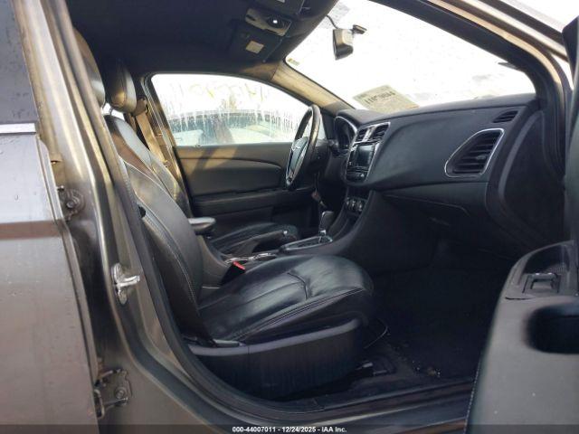 Chrysler 200 Limited Image 4