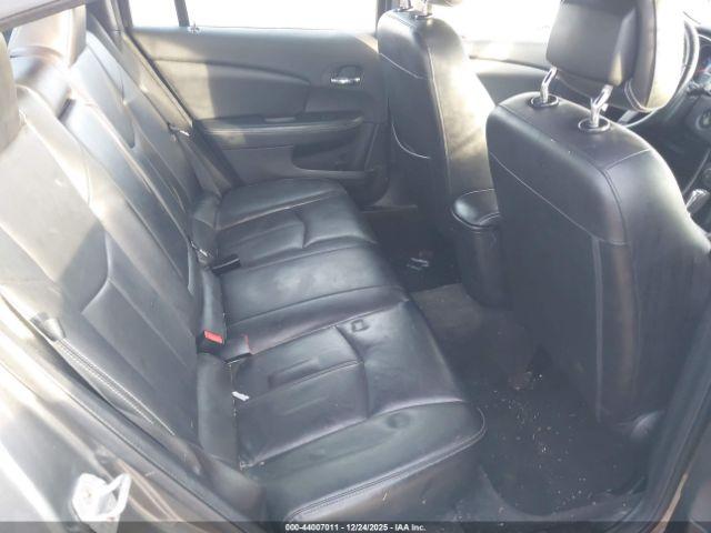 Chrysler 200 Limited Image 12