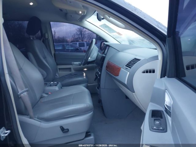 Chrysler Town & Country Touring Image 4