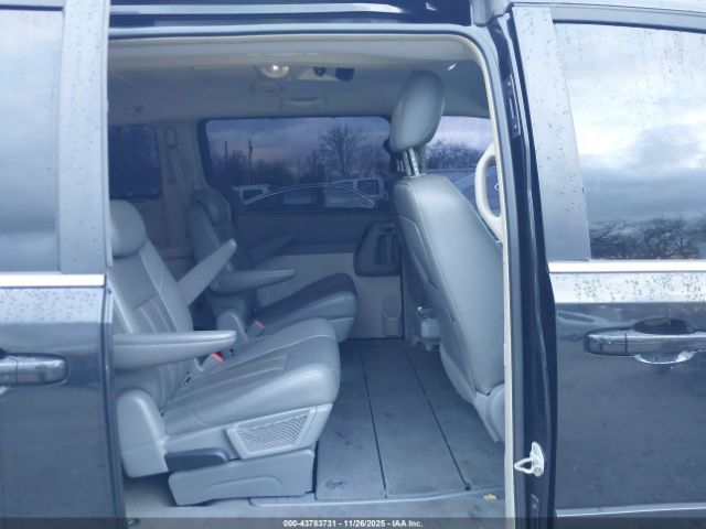 Chrysler Town & Country Touring Image 13