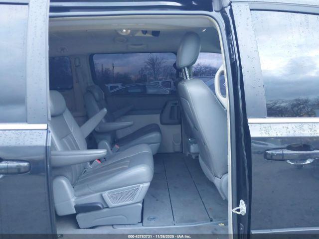 Chrysler Town & Country Touring Image 13