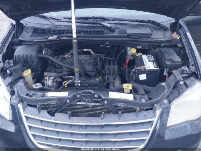 Chrysler Town & Country Touring Image 2