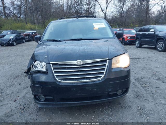 Chrysler Town & Country Touring Image 8