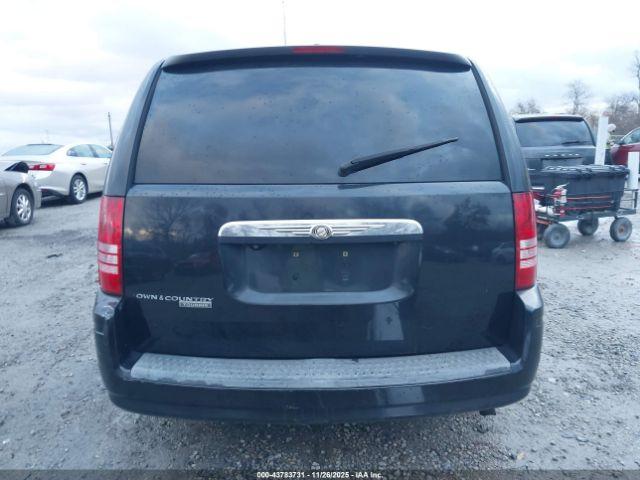 Chrysler Town & Country Touring Image 12