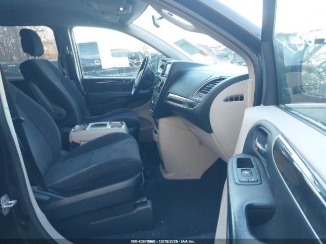 Chrysler Town & Country Touring Image 16